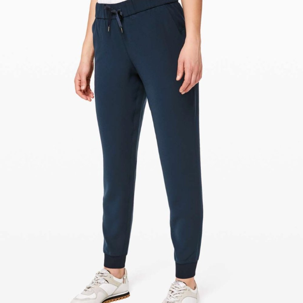 LULULEMON - Size 2 On The Fly Jogger 28" *Woven - True Navy